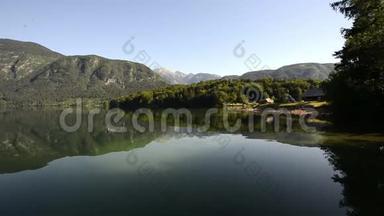 早上令人惊叹的博欣吉湖。 在朱利安阿尔卑斯山脉的博欣吉山谷中，有鱼和绚丽的景观，和绚丽的景观